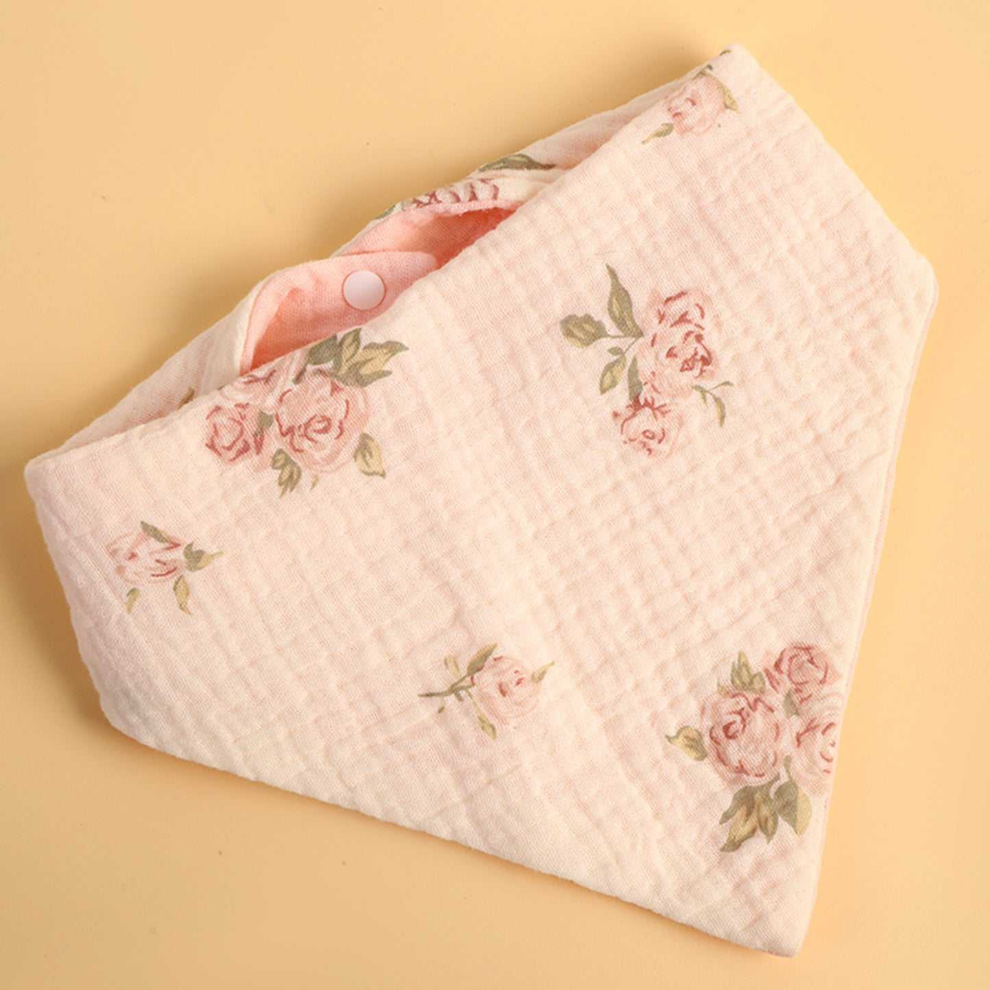 Bavoir bandana élégant avec rose