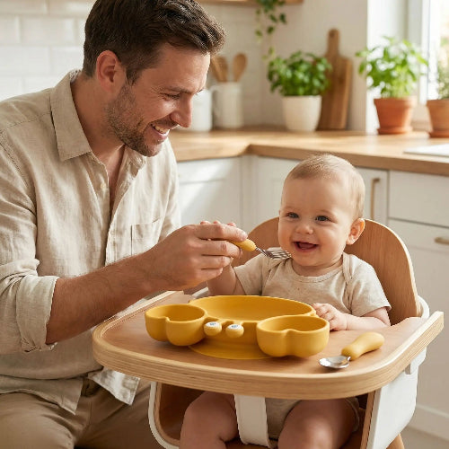 Assiette crabe bébé jaune sur la chaise haute de bébé et avec papa