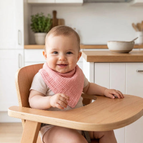 Bavoirs bandana coton rose bonbon avec bébé assis dans sa chaise haute