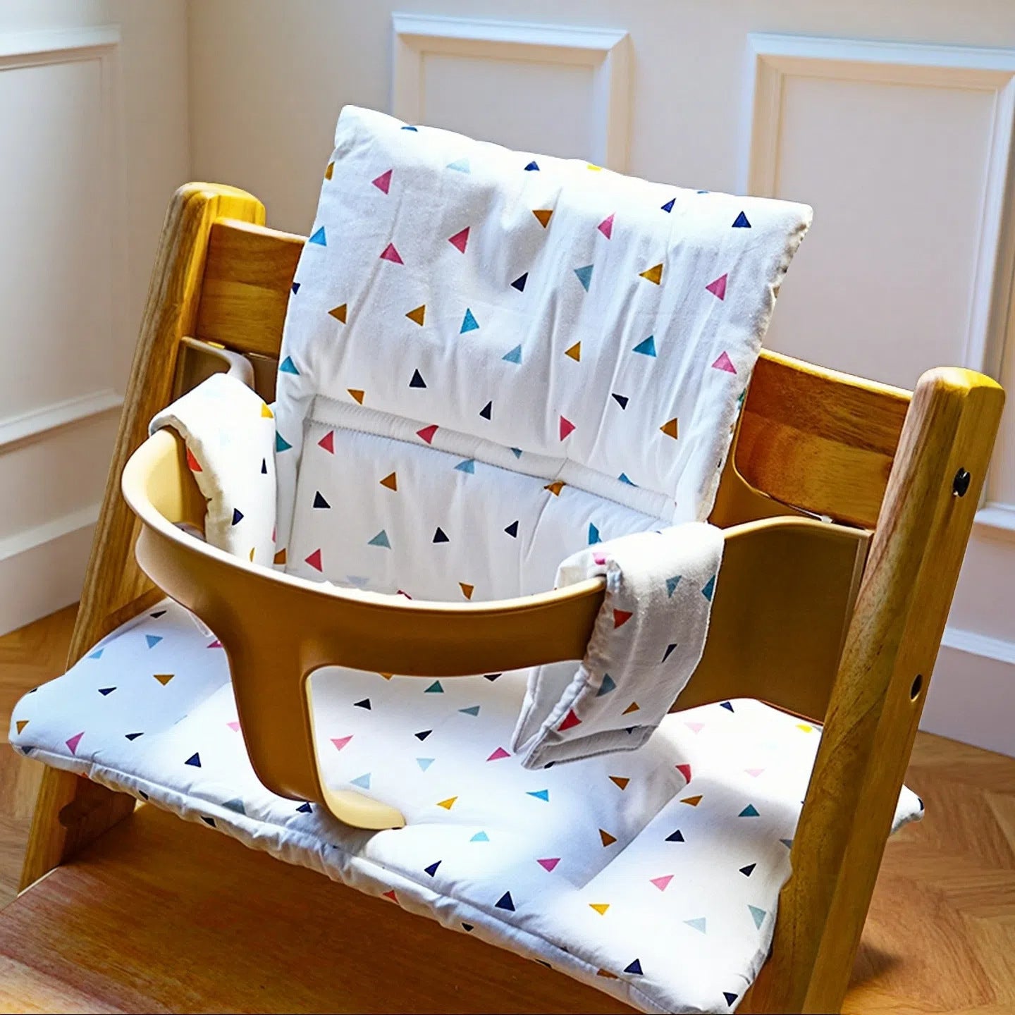 Coussin chaise haute bébé confort petits triangles-rouges