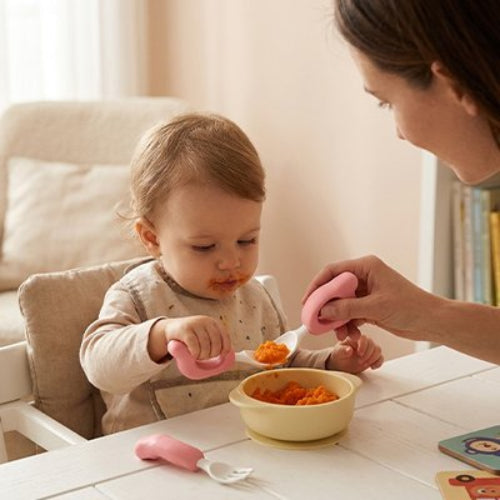 Couvert pour bébé ergonomiques sécurisés avec puré