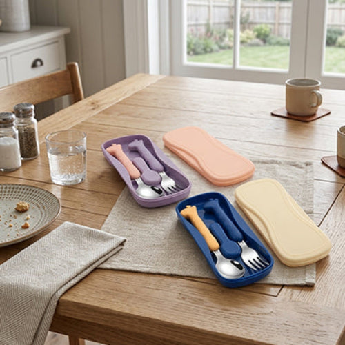 Couvert pour bébé jaune sur la table de cuisine
