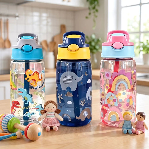 Gobelet paille bééb autnomie couleurs différentes sur le comptoir de cuisine avec jouets