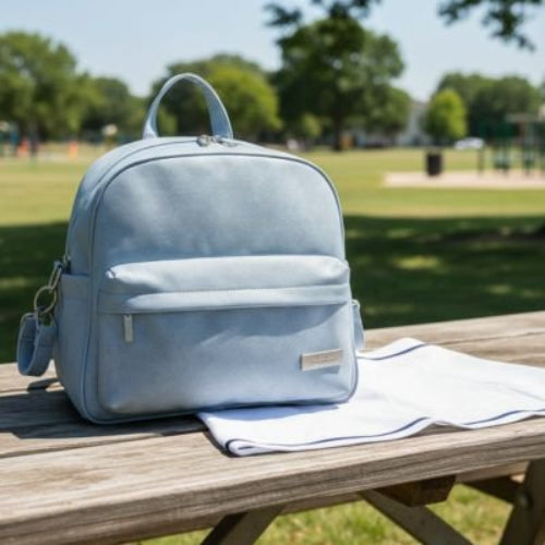 Sac a langer a dos sur table avec linge