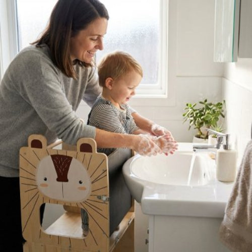Tour d'apprentissage en bois lave ses mains