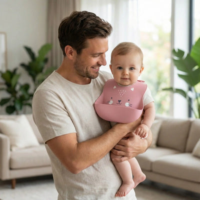 Bavoir imperméable bébé dans les bras de papa