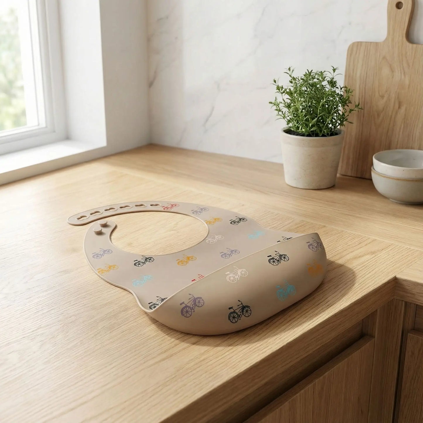 Bavoir imperméable bébé beige avec bicyclette