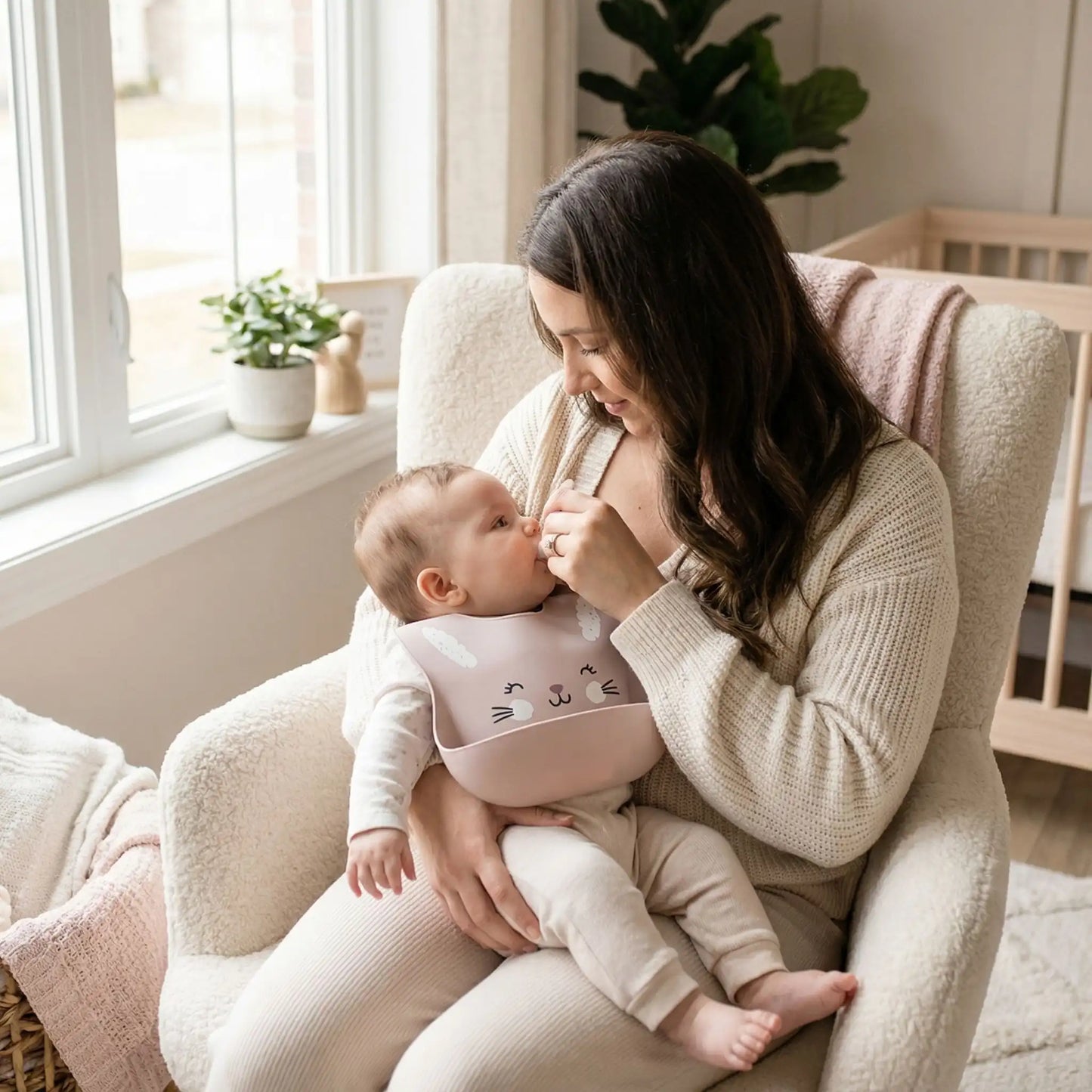 Bavoir imperméable bébé rose pâle