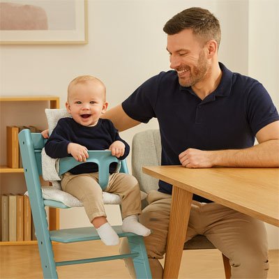 Chaise haute avec coussin pour bébé avec papa