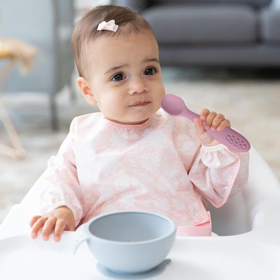 Cuillere bébé Ergonomique jérémie rose avec bébé