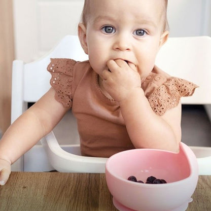 Assiette bébé avec bleuet dans bol