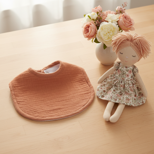  Bandana bavoir couleur rouille avec poupée et petit bouquet fleurs