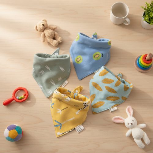 Bandana bavoir bébé différents motifs frruits sur la table