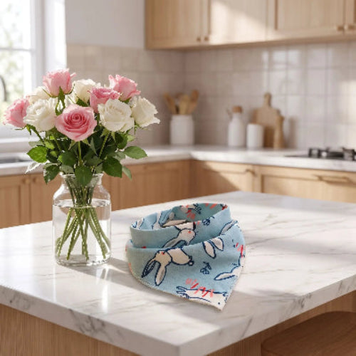 Bavoir bandana sur le comptoir de cuisine avec bouquet de roses