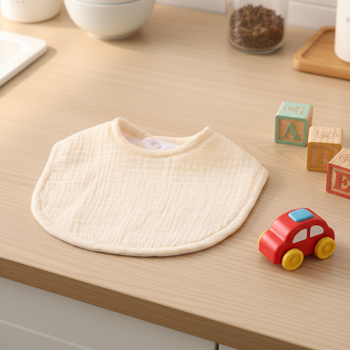 Bandana bavoir comptoir de cuisine avec petite auto jouet