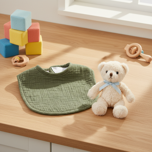 Bandana bavoir coueur olive sur le comptoir de cuisine avec ourson
