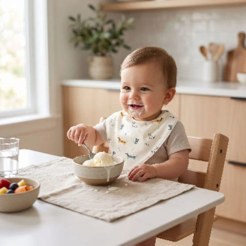 Bandana bavoir imperméable ultra protection avec petit chien et bébé qui mange de la crème glacer