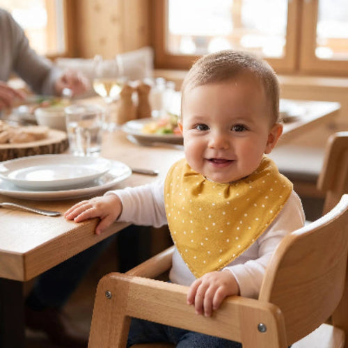 Bandana bavoir imperméable ultra protection jaune bébé qui est à la table de cuisine