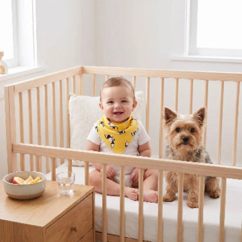 Bandana imperméable avec bébé dans son lit avec son petit chien