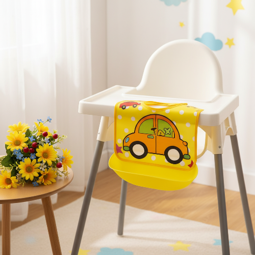 Bavoir imperméable bébé jaune sur la chaise haute et bouquet de fleurs