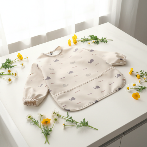 Bavoir imprimer de baleine sur le comptoir avec fleurs