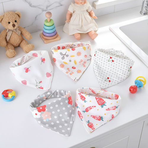 Bavoir bandana bébé fleurs rouges avec ourson pelluche et poupée