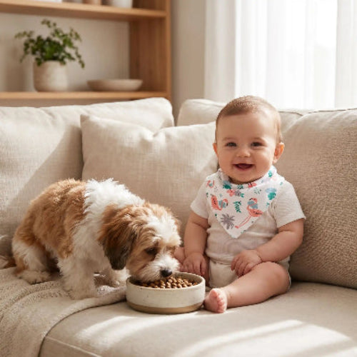 Bavoir bandana avec bébé et son petit chien entrain de manger une collation
