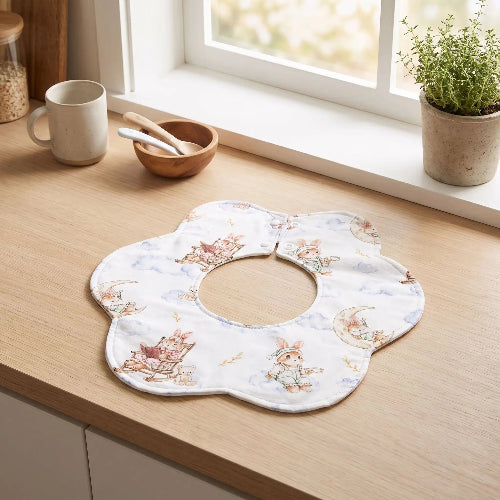 Bavoir bandana lapins variers sur le comptoir de cuisine avec fenêtre lumineuse 