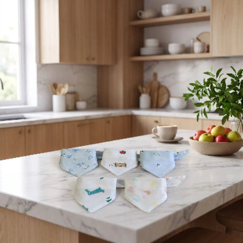 Bavoir bébé bandan coton avec bouteille sur l'ilôt de la cuisine