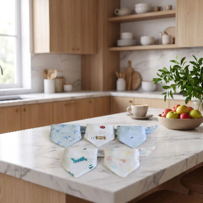 Bavoir bébé bandan coton avec bouteille sur l'ilôt de la cuisine