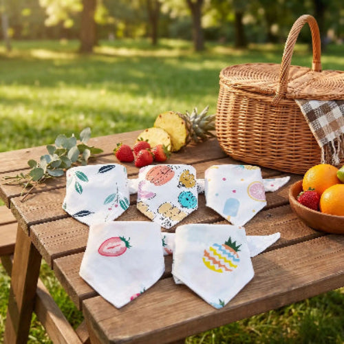 Bavoir bébé bandana coton avec fraise sur la table de pique nique