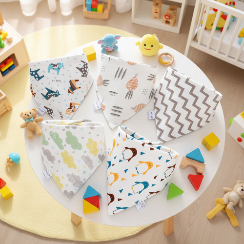 Bavoir bébé bandan couleurs variés différentes sur la table d chevet de bébé