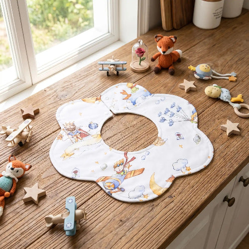 Bavoir bébé coton bambou imprimer avions sur le comptoir de cuisine près d'une fenêtre