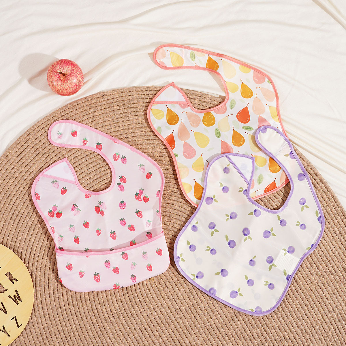 Bavoir bébé imperméable avec poche de récupération rose