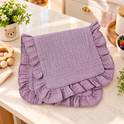 Bavoir d'épaule douceur mauve sur le comptoir de cuisine