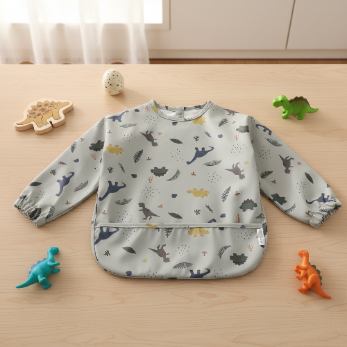 Bavoir imperméable dinosaure imprimé gris sur le comptoir de cuisine