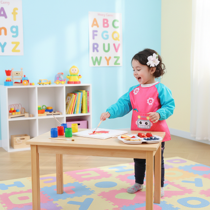 Bavoir manche longue imperméable turquoise et rose petite fille en train de manger ses fruits en bricolant