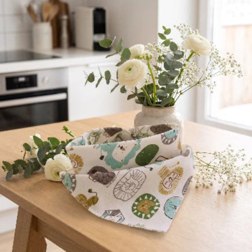 Bavoir bandana sur la table de cuisine avec un beau bouquet de rose blanche