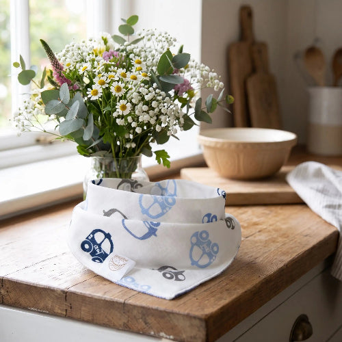 Bavoir bandana sur le comptoir de cuisine avec de belle fleurs