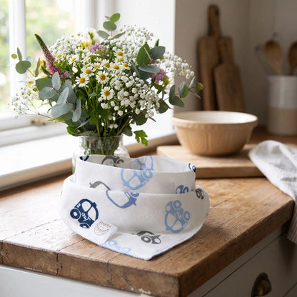 Bavoir bandana sur le comptoir de cuisine avec de belle fleurs
