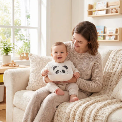 Bavoirs imperméables bébé silicone avec poche blanche assis avec maman sur le sofa