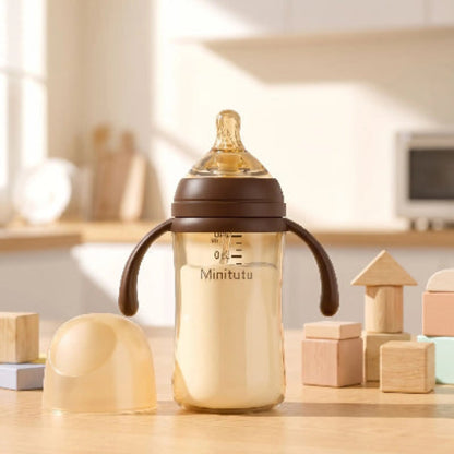 Biberon avec tétine 240ml avec du lait à l'intérieur et des cubes de jouets sur le comptoir de cuisine