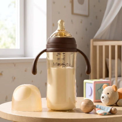 Biberon anti colique 300ml avec tétine sur la table de chevet avec des jouets coloré