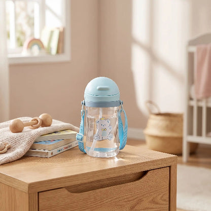 Biberon évolutif paille sangle bleu sur la table de chevet de bébé