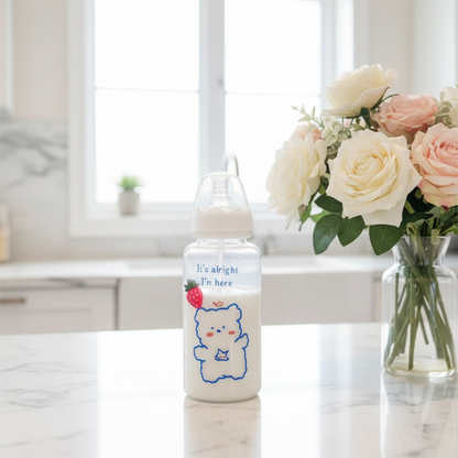 Biberon kawaii sur comptoir de cuisine avec bouquet de fleurs  