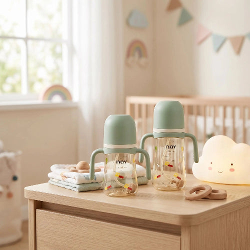 Biberon plastique anti colique 300ml 240ml vert sur la table de chevet de bébé