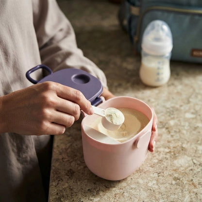 Boite doseuse lait précis dose cuillère sur le comptoir de cuisine