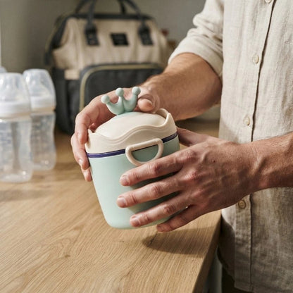 Boite doseuse lait précis dose vert dans les mains de papa prêt du comptoir