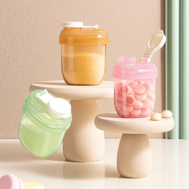 Boite doseuse lait bébé trois différentes couleurs