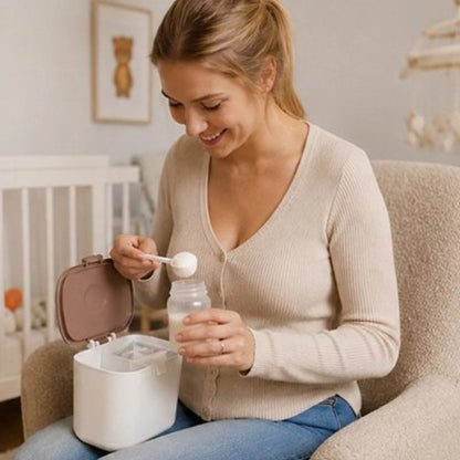 Boite doseuse lait doseuse précis blanc maman prépare la biberon